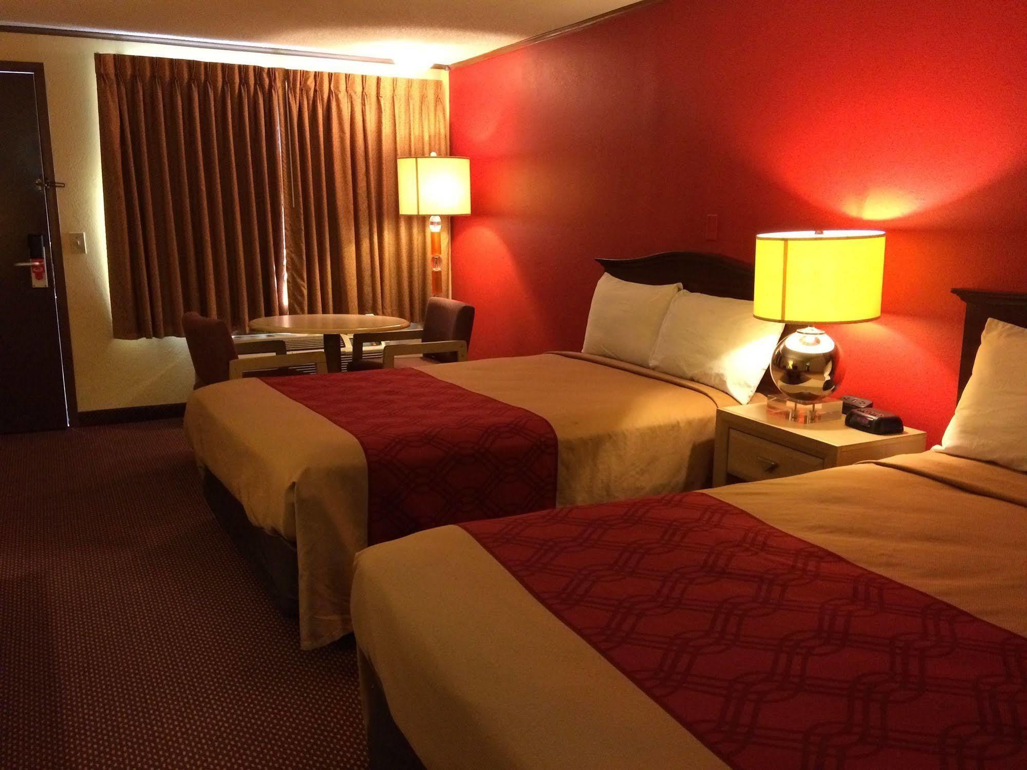 Econo Lodge Norwalk Zewnętrze zdjęcie