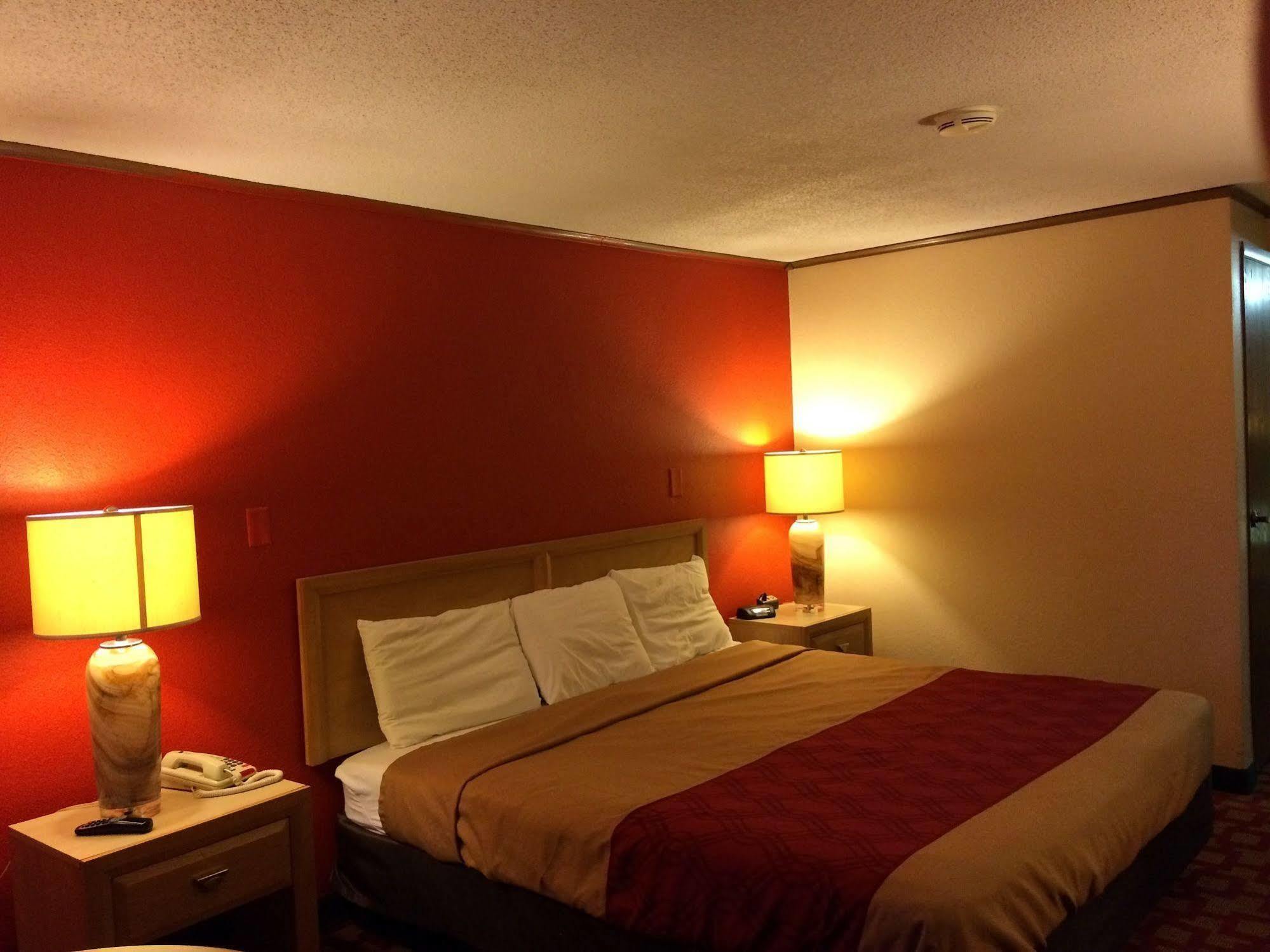 Econo Lodge Norwalk Zewnętrze zdjęcie