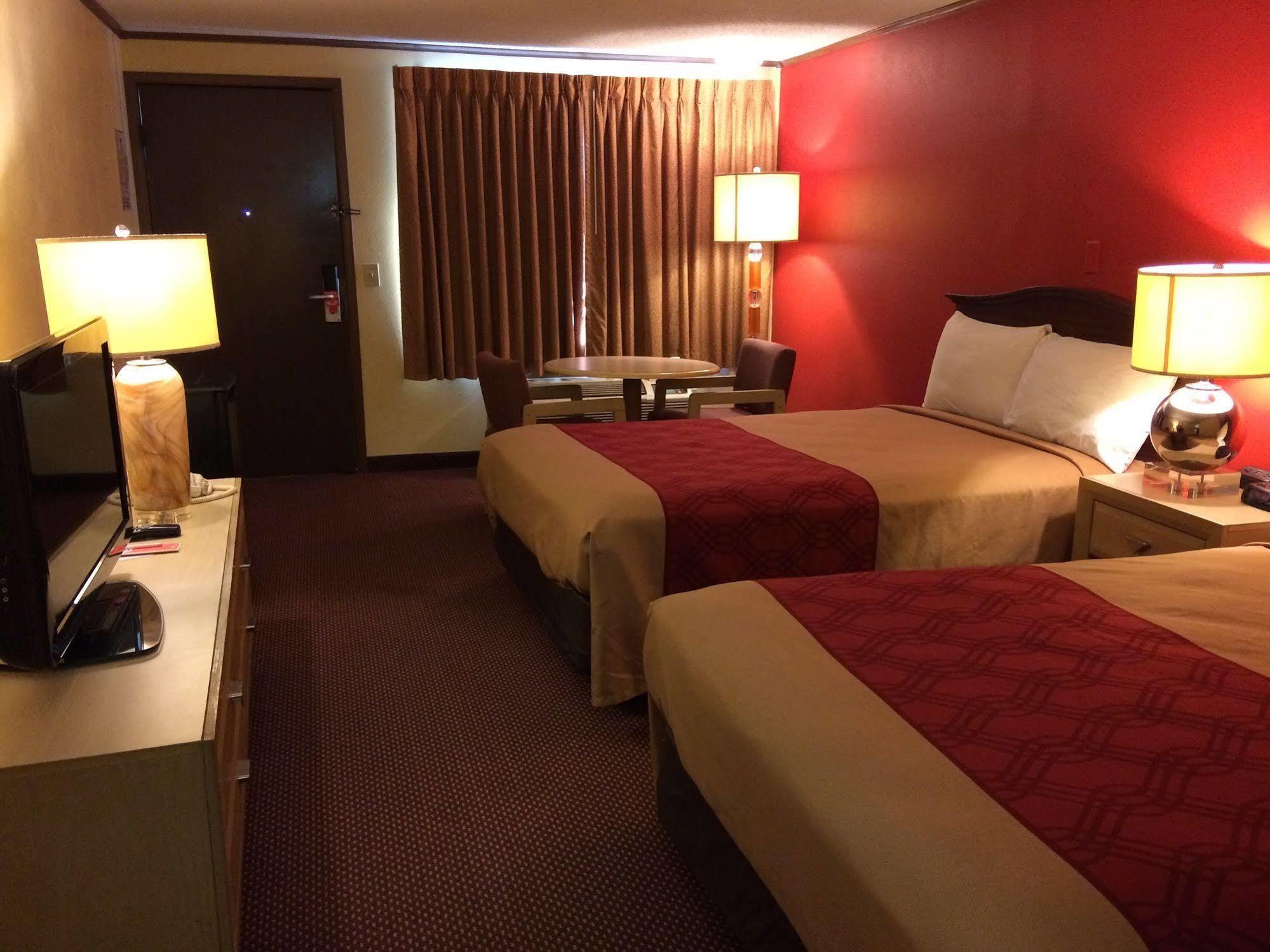 Econo Lodge Norwalk Zewnętrze zdjęcie