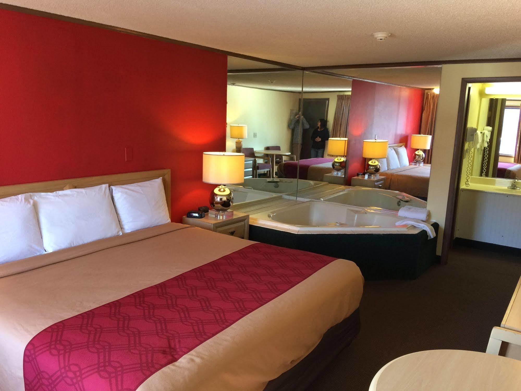 Econo Lodge Norwalk Zewnętrze zdjęcie