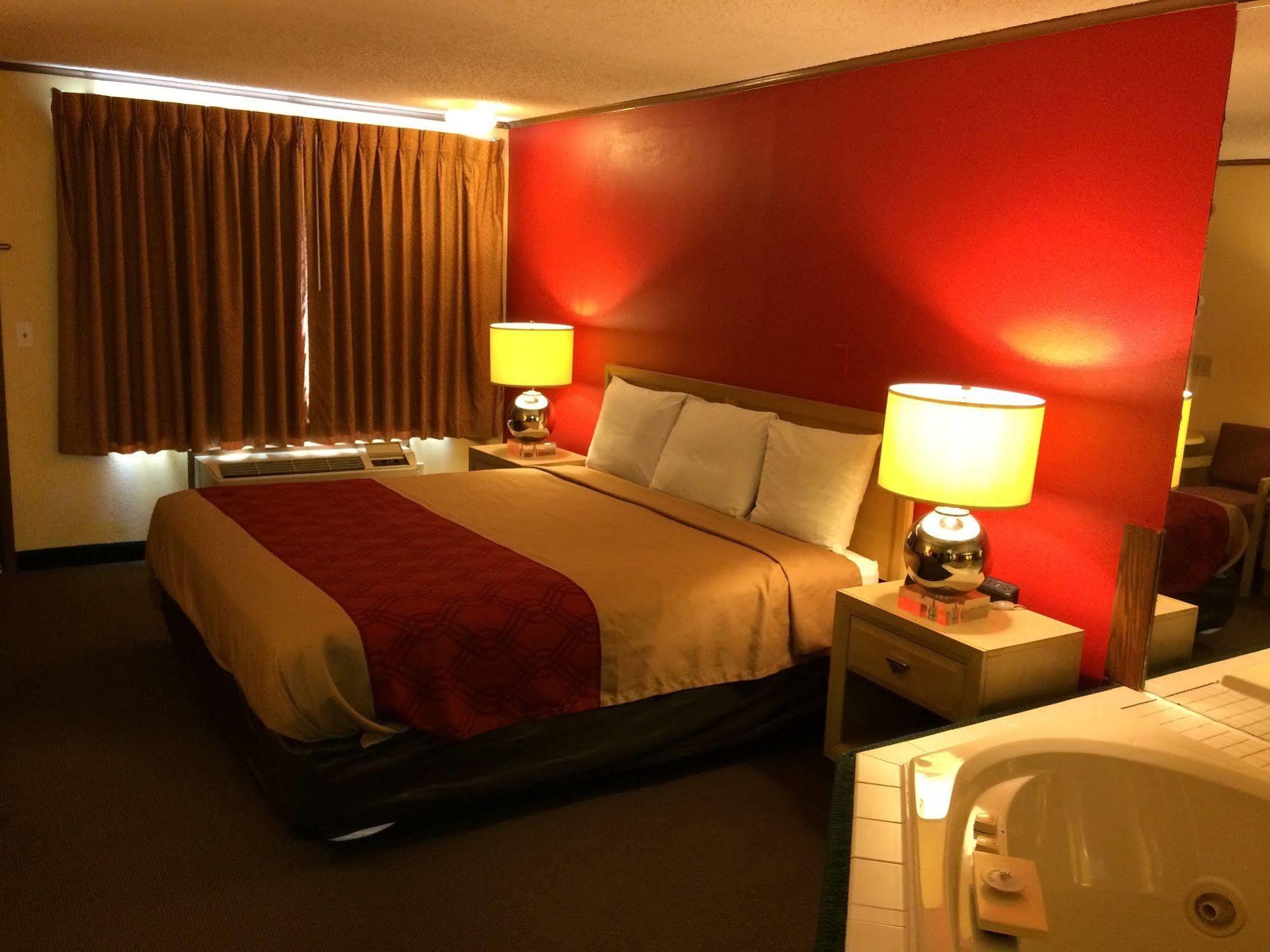 Econo Lodge Norwalk Zewnętrze zdjęcie