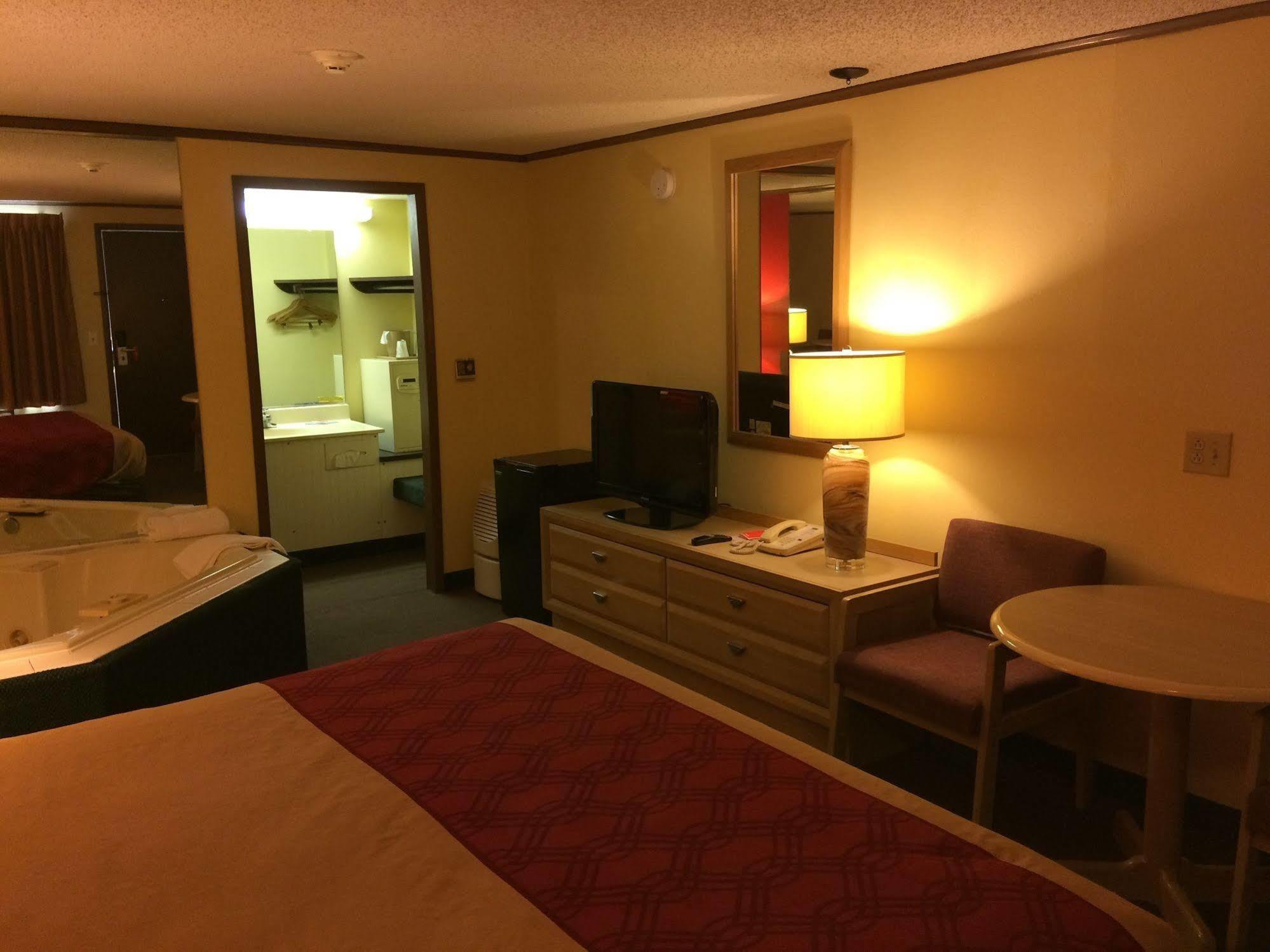 Econo Lodge Norwalk Zewnętrze zdjęcie