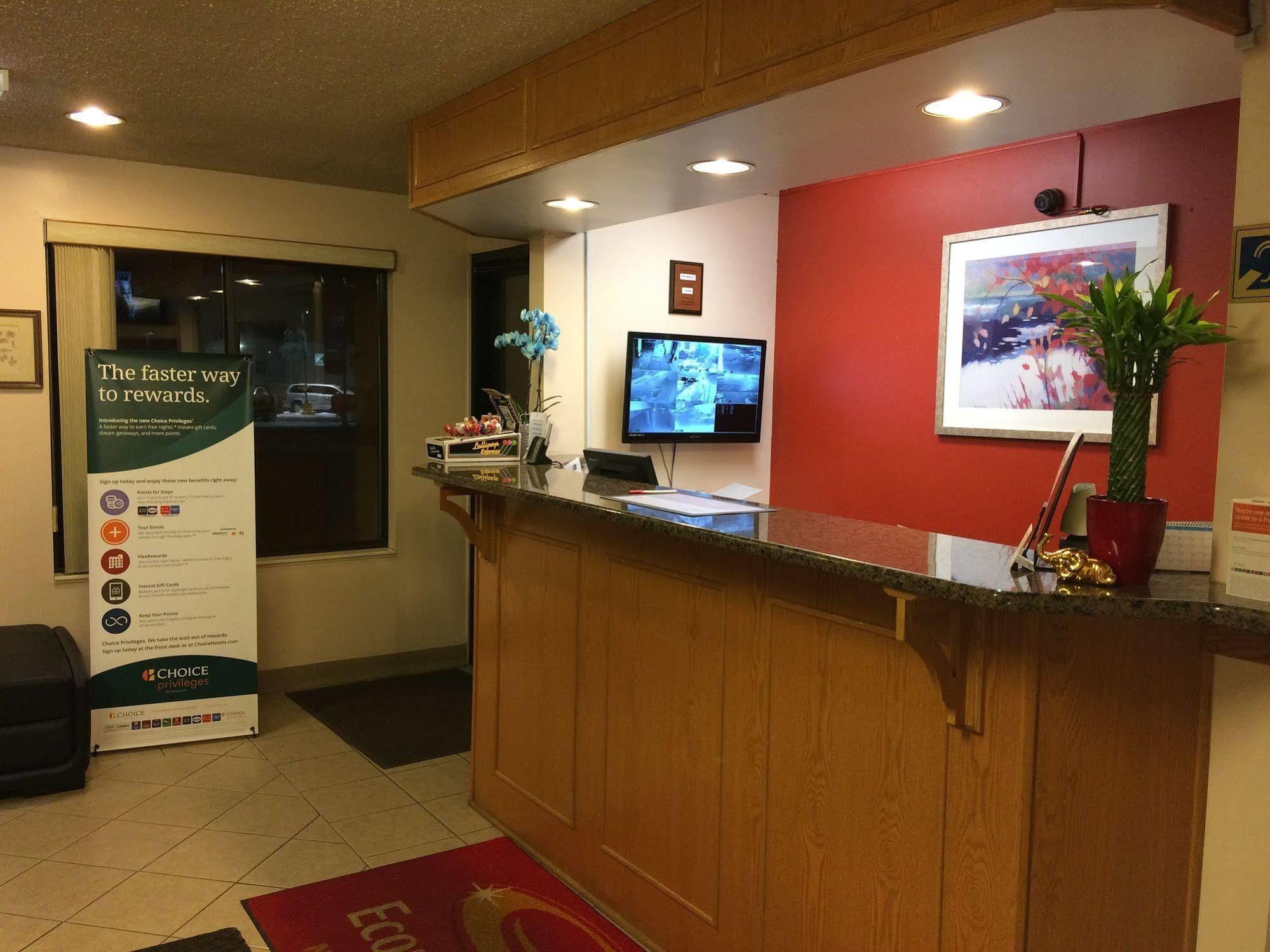Econo Lodge Norwalk Zewnętrze zdjęcie