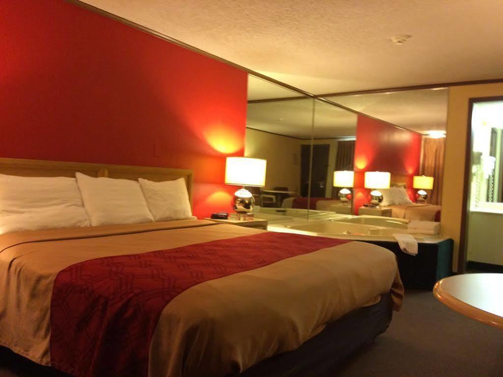 Econo Lodge Norwalk Zewnętrze zdjęcie