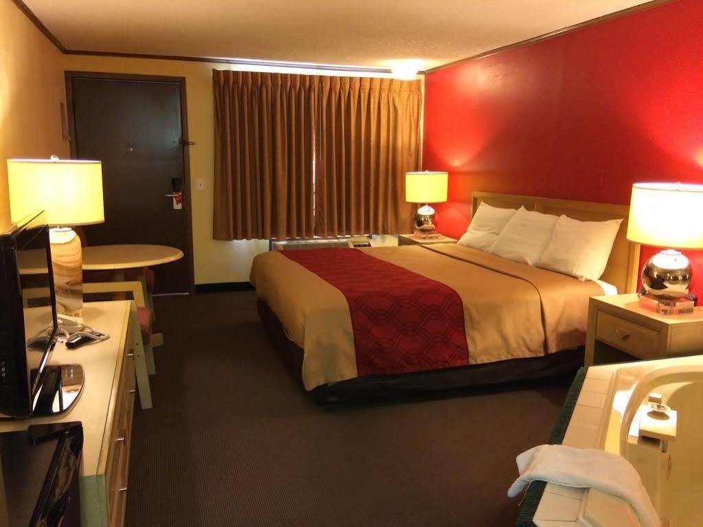 Econo Lodge Norwalk Zewnętrze zdjęcie
